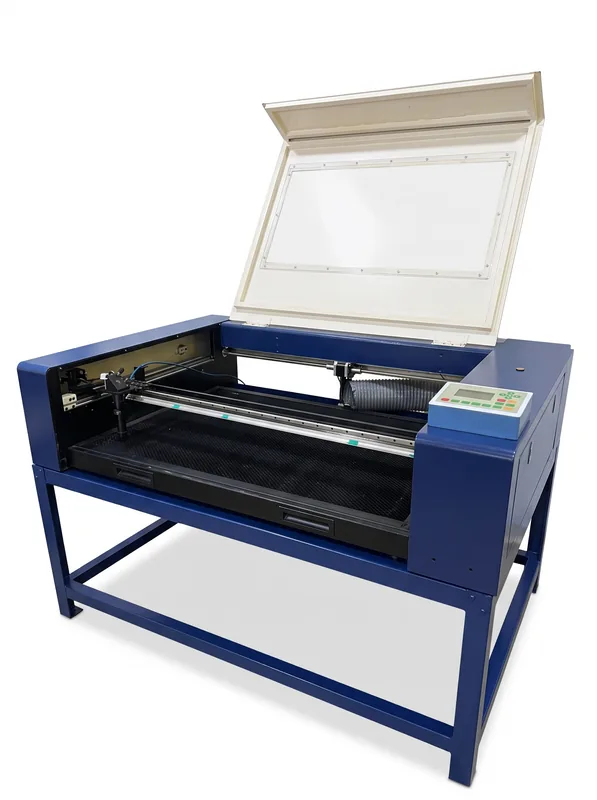 Cortadora e gravadora a laser CNC CO2 em bancada de trabalho