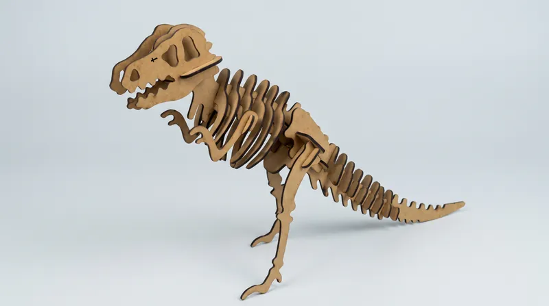 Modelo tridimensional de esqueleto de dinossauro montado por encaixes mecânicos em MDF