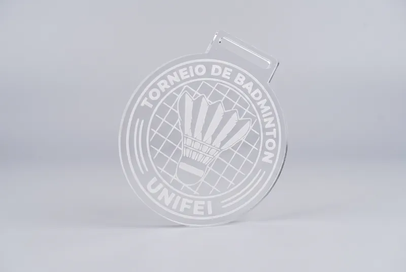 Conjunto de medalhas esportivas em acrílico translúcido cortadas e gravadas a laser