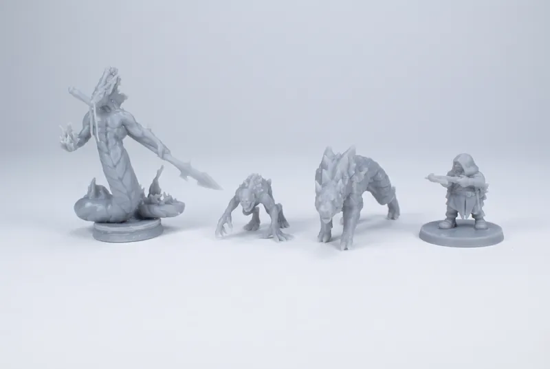 Comparação lado a lado entre miniatura em resina bruta pós-cura UV e modelo pintado