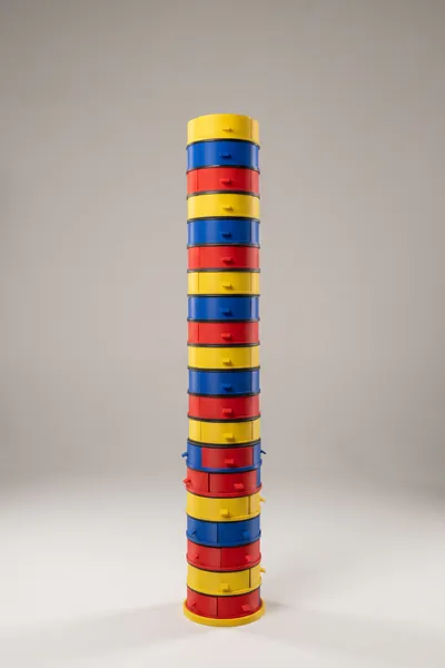 Torre organizadora construída com carretel de filamento reaproveitado e gavetas modulares em impressão 3D