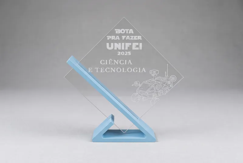 Troféu em acrílico cristal gravado a laser com base estrutural impressa em 3D em PLA